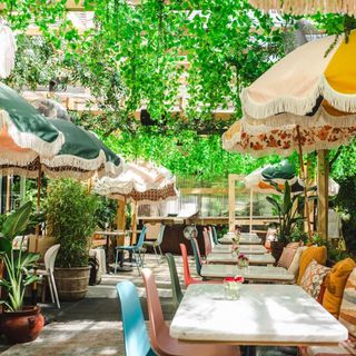 Residents Cafe & Bar - 8