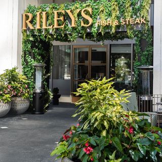 Riley's Fish & Steak - 6