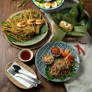 Chom Chan - 9