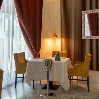 Henri Restaurant - 6