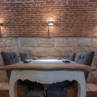 Suite 22 - 3