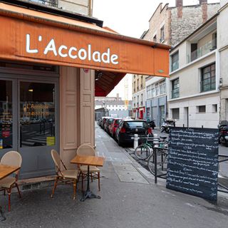 L'Accolade - Paris - 1